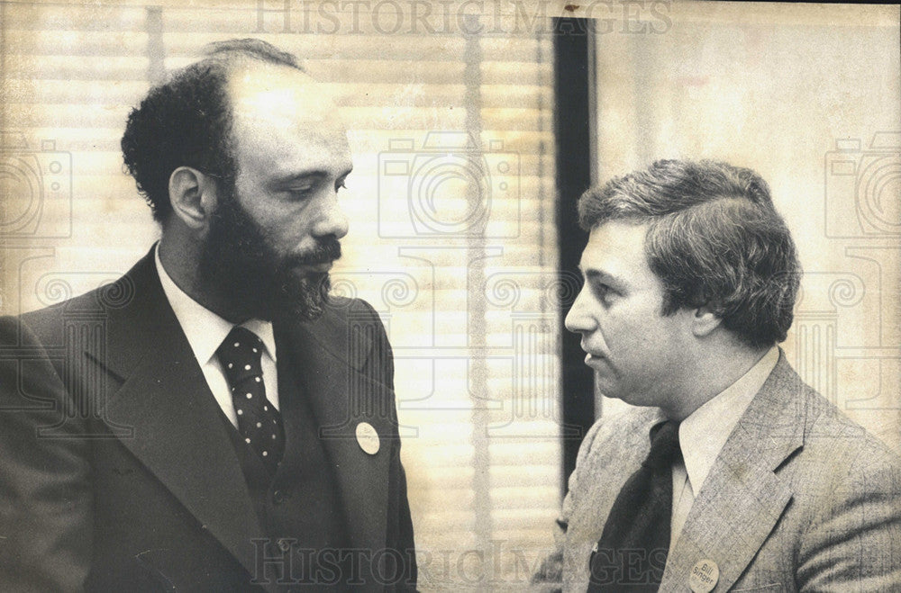 1975 Press Photo Al Raby Bill Singer Mayoral Endorsement - Historic Images