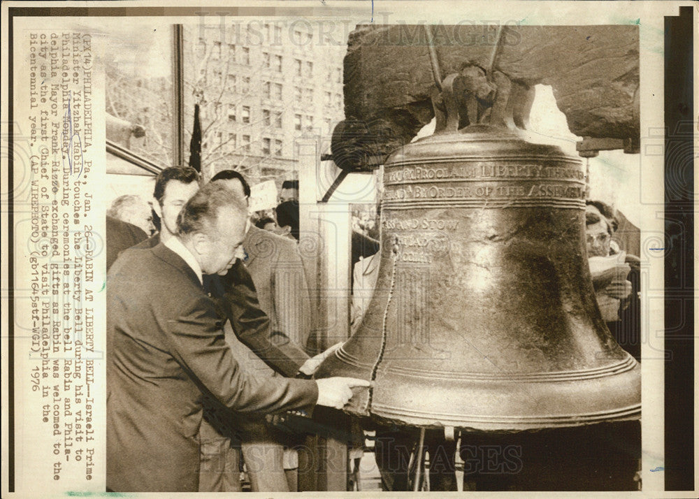 1976 Press Photo Israeli Prime Minister Rabin at The Liberty Bell - Historic Images