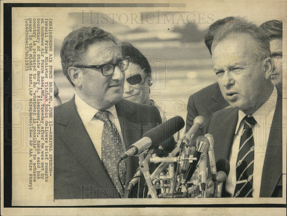 1975 Press Photo Israeli Prime Minister Rabin At Air Force Base Maryland - Historic Images