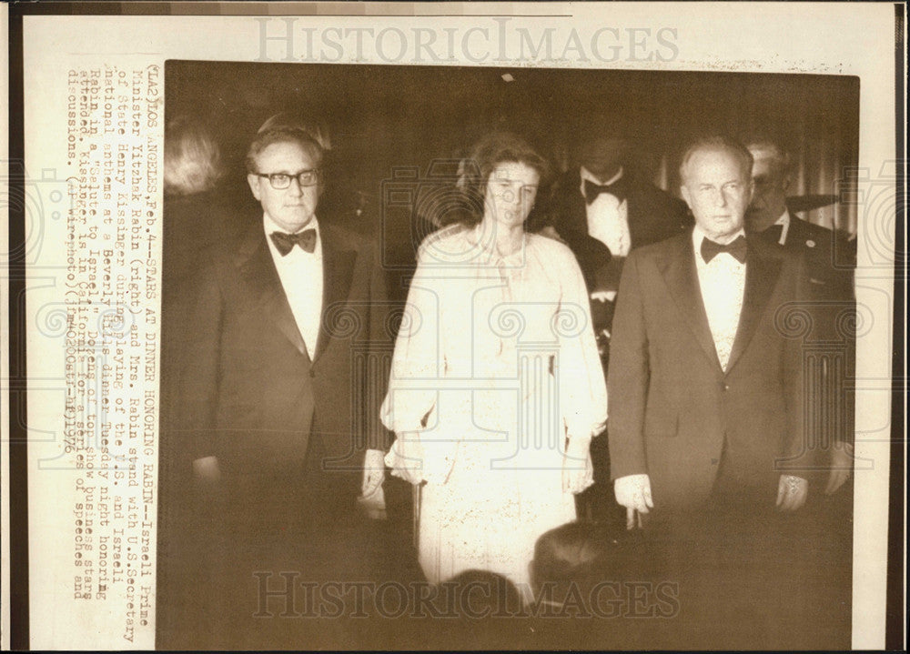 1976 Press Photo Henry Kissinger escorts Yitzhak Rabin and wife at Beverly Hills - Historic Images