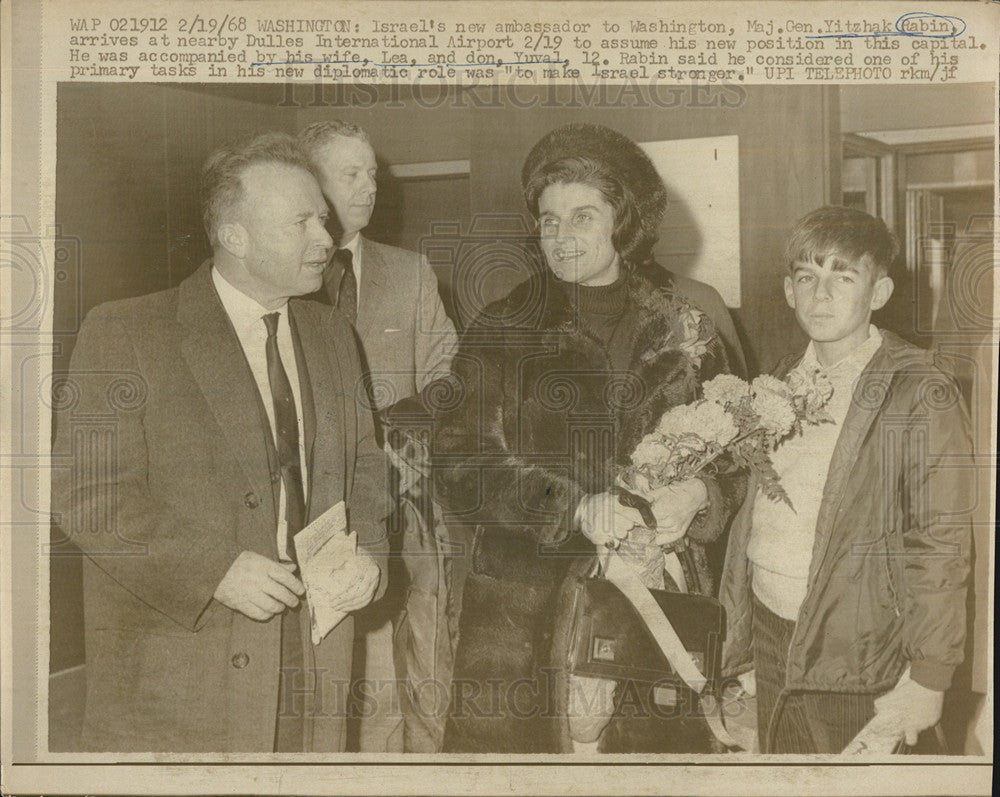 1968 Press Photo Ambs Yitzhak Rabin with family arriving at Dulles,Wash