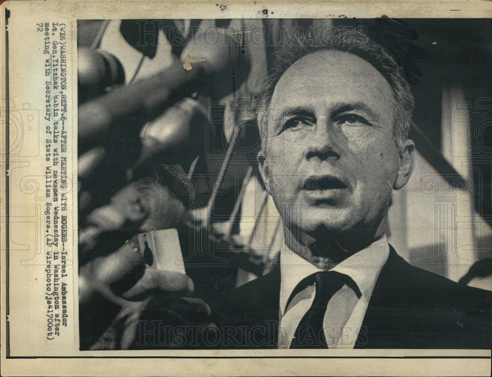 1972 Press Photo Isreal Ambassador Lt. Gen. Yitzkah rabin talks with newsman - Historic Images