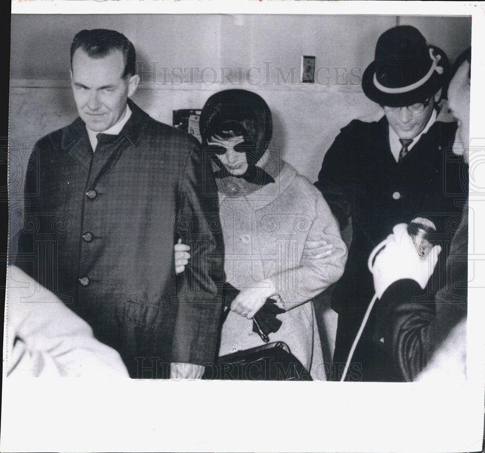 1963 Press Photo Mrs Jackie Olesen and husband Ronald after she testified - Historic Images