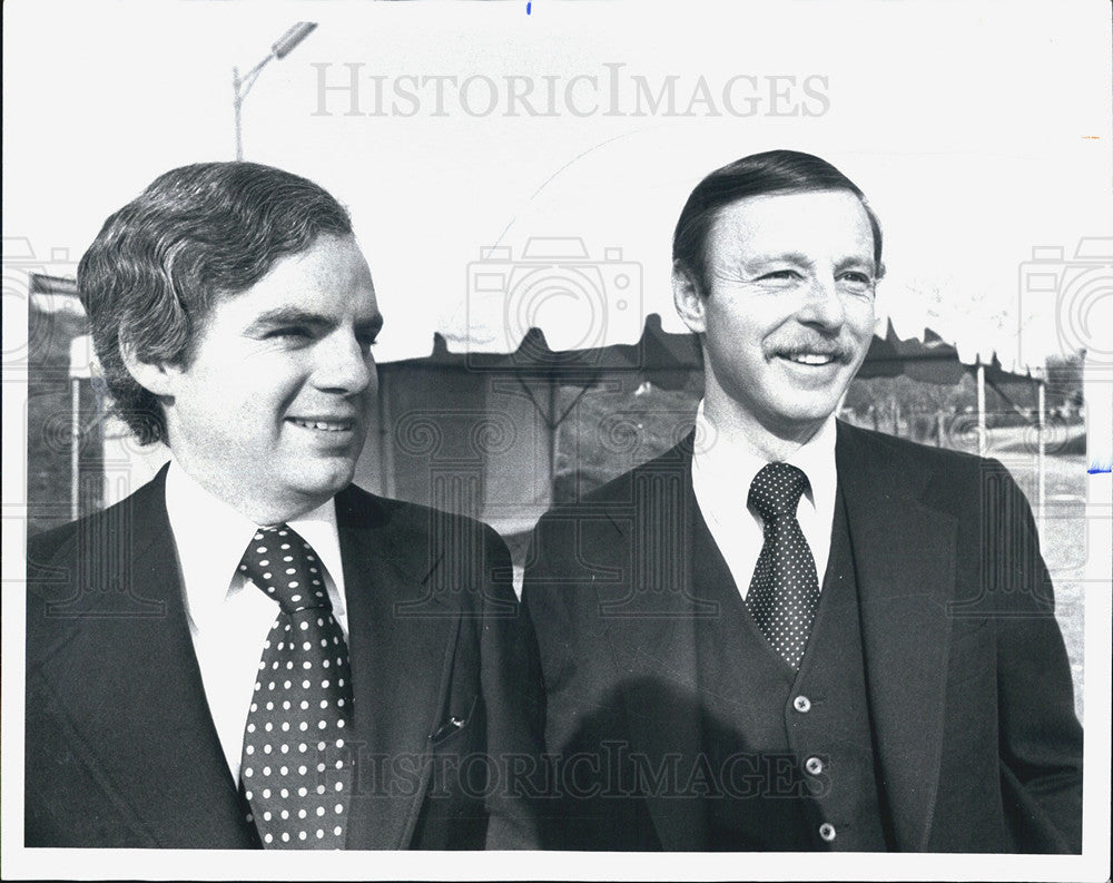 1977 Press Photo John Scallan,pres. &amp; Harry Oppenheimer,chairman  of HDO Prod. - Historic Images