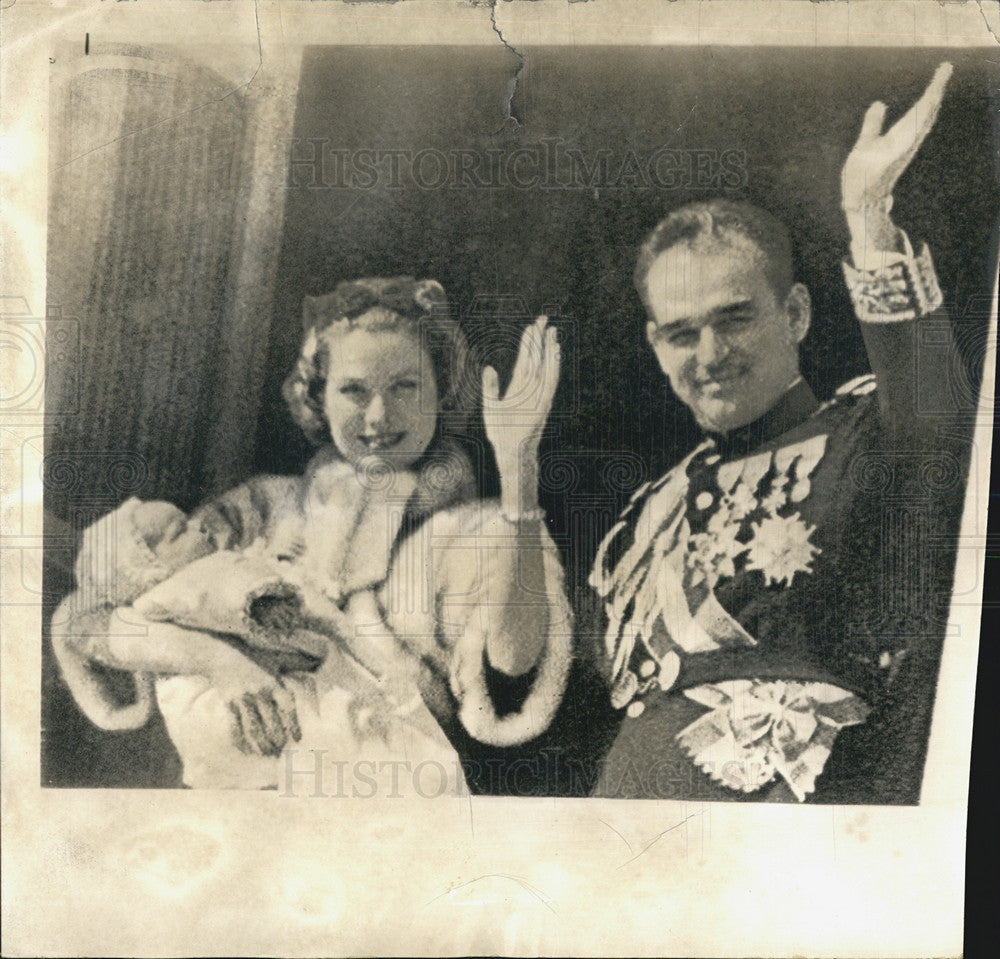 1957 Press Photo Prince ranier,Princess Grace &amp; baby Caroline - Historic Images