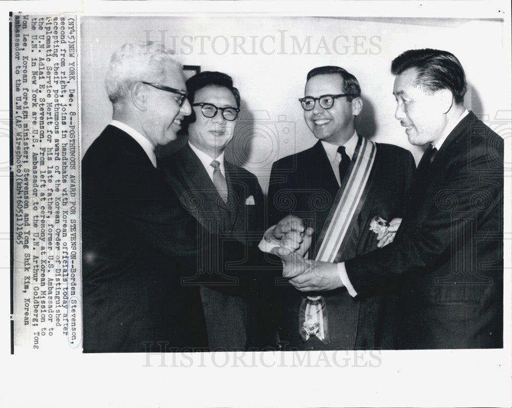 1965 Press Photo Borden Stevenson ,and Korean officials - Historic Images