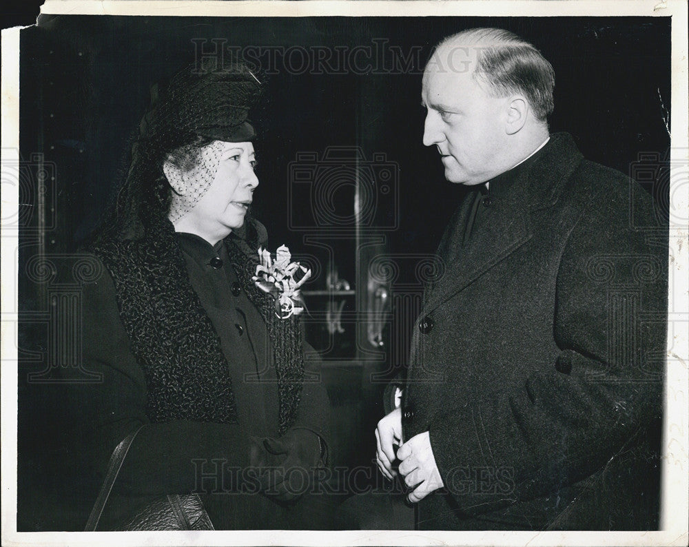 1944 Press Photo Mrs Manuel Quezon & Rev William Flecher - Historic Images