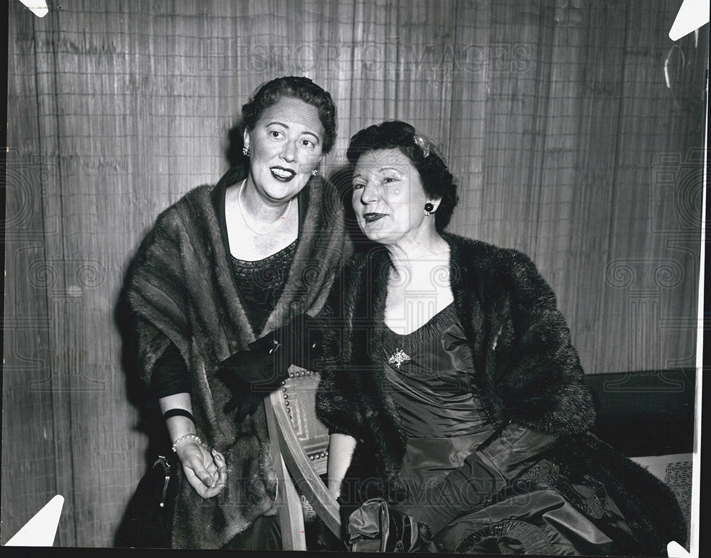 1955 Press Photo Mrs Quain and Mrs Cary at luncheon of Ill Opera Guild - Historic Images