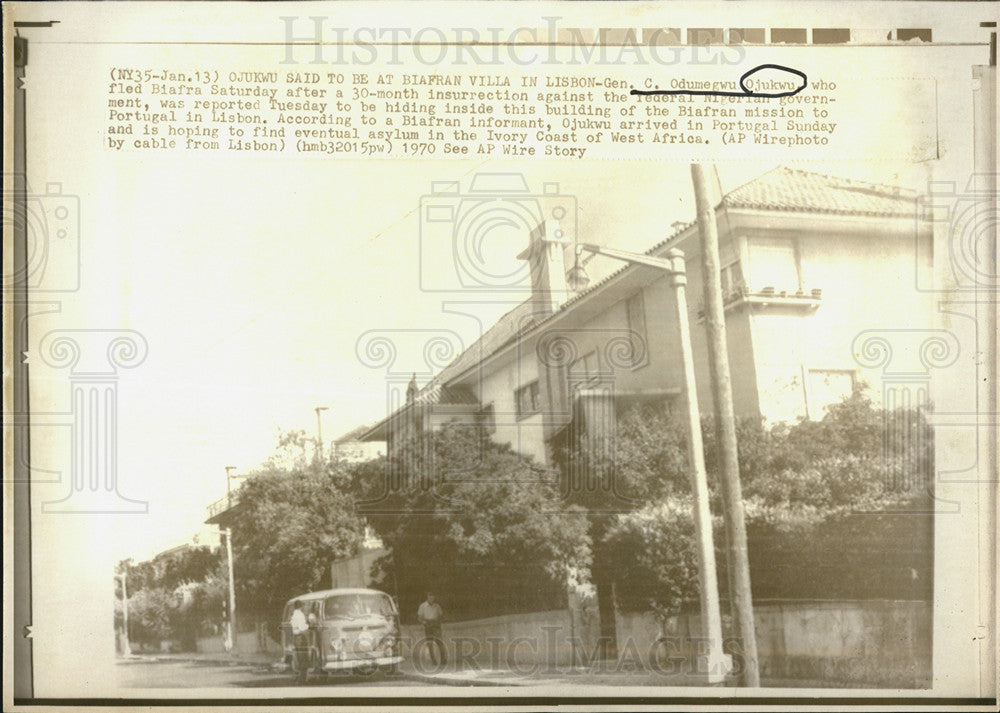 1970 Press Photo Gen C Odumegwu Ojukwu hiding inside the building of Biafran - Historic Images