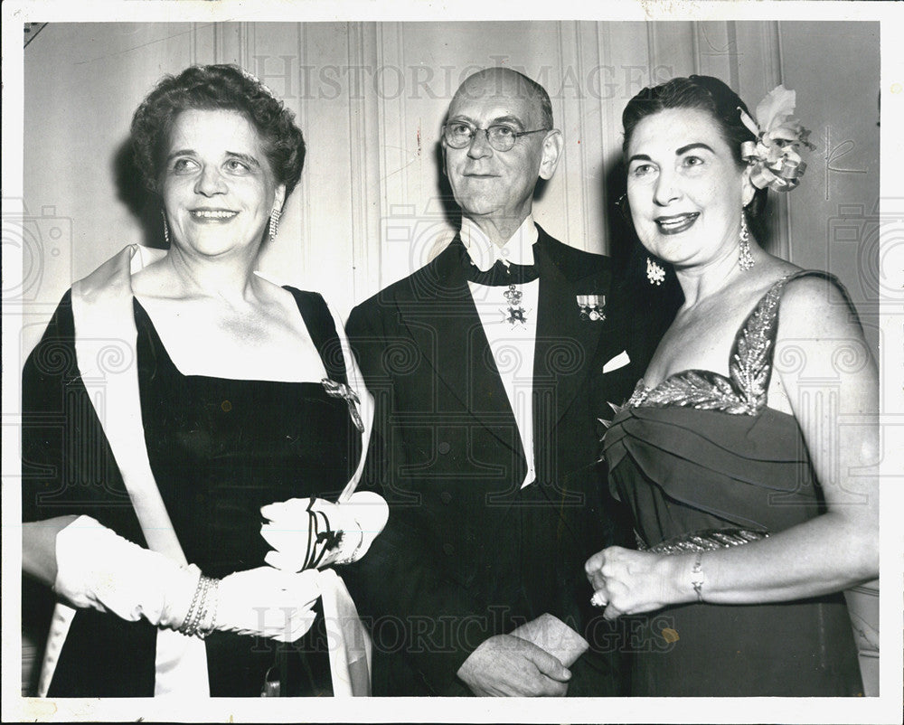 1955 Press Photo Swedish Retired General Consul Gosta Oldenburg At Party - Historic Images