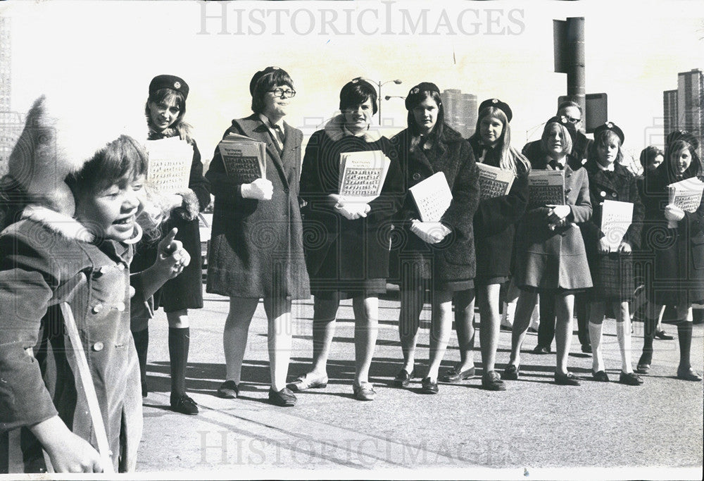 1969 Press Photo Shawn O&#39;Laughlin Signals Start Of Girl Scout Campaign - Historic Images