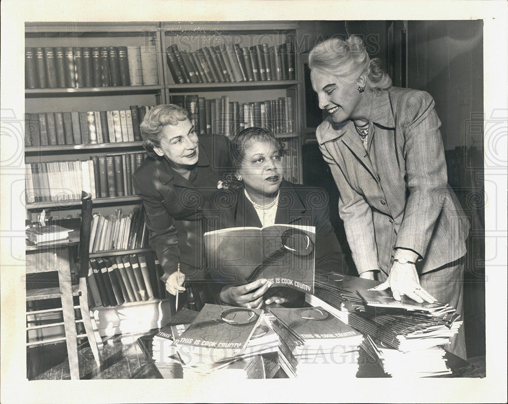 1951 Press Photo Women who help the Cook County departments run - Historic Images