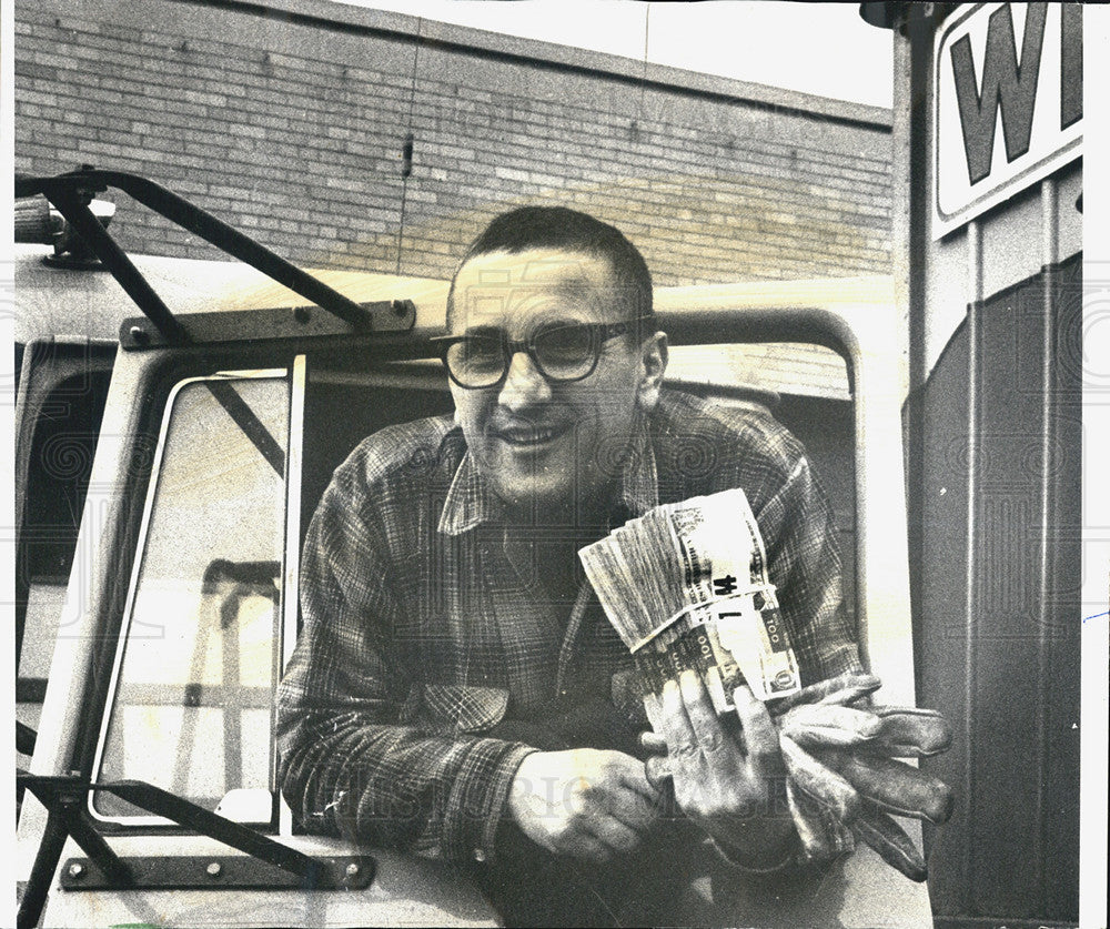 1966 Press Photo Trucker Leonard Osuch Finds $1,000 - Historic Images