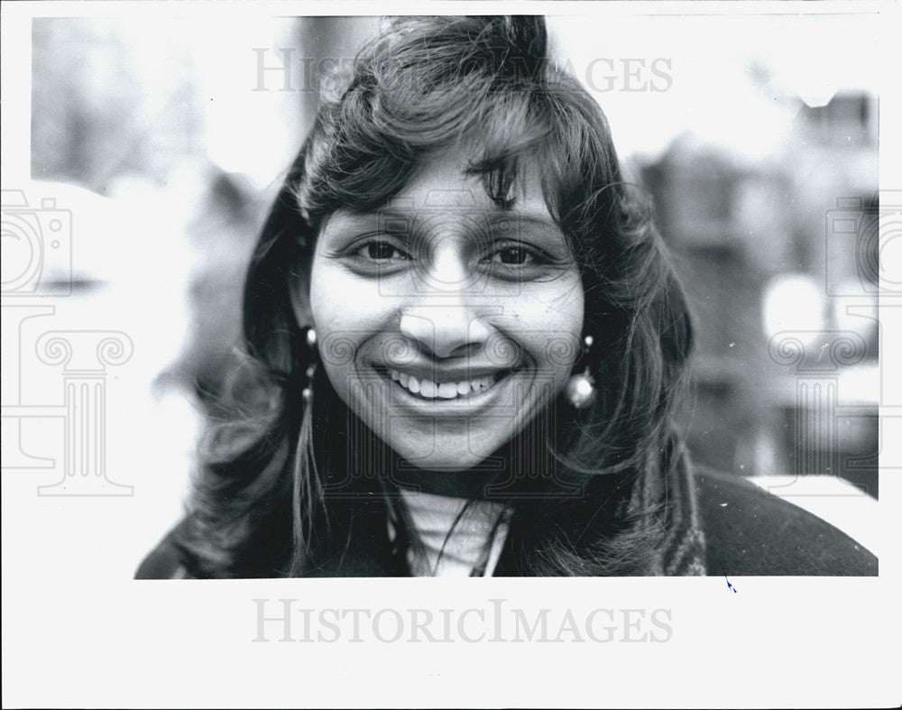 1993 Press Photo Tasneen Osmani, senior analyst at Harris Trust &amp; Savings Bank - Historic Images