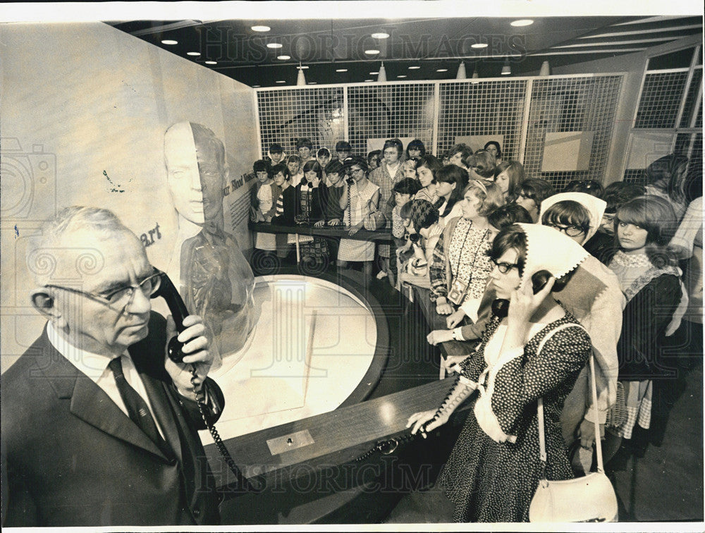 1966 Press Photo Jay Ostrander, Michigan School Teacher &amp; Group At Museum - Historic Images