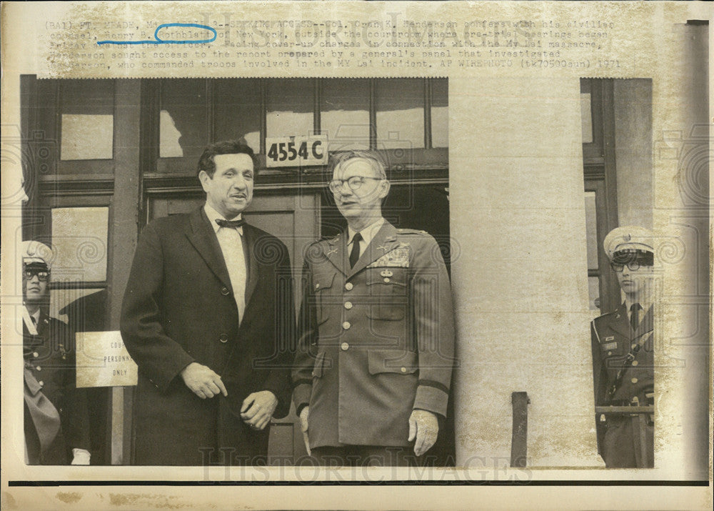 1971 Press Photo Col Gran K Henderson and Henry B Rothblastt outside Courtroom - Historic Images