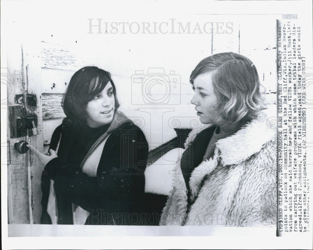 1965 Press Photo Indian Reservation Community Hall Padlock Judy Rothman - Historic Images