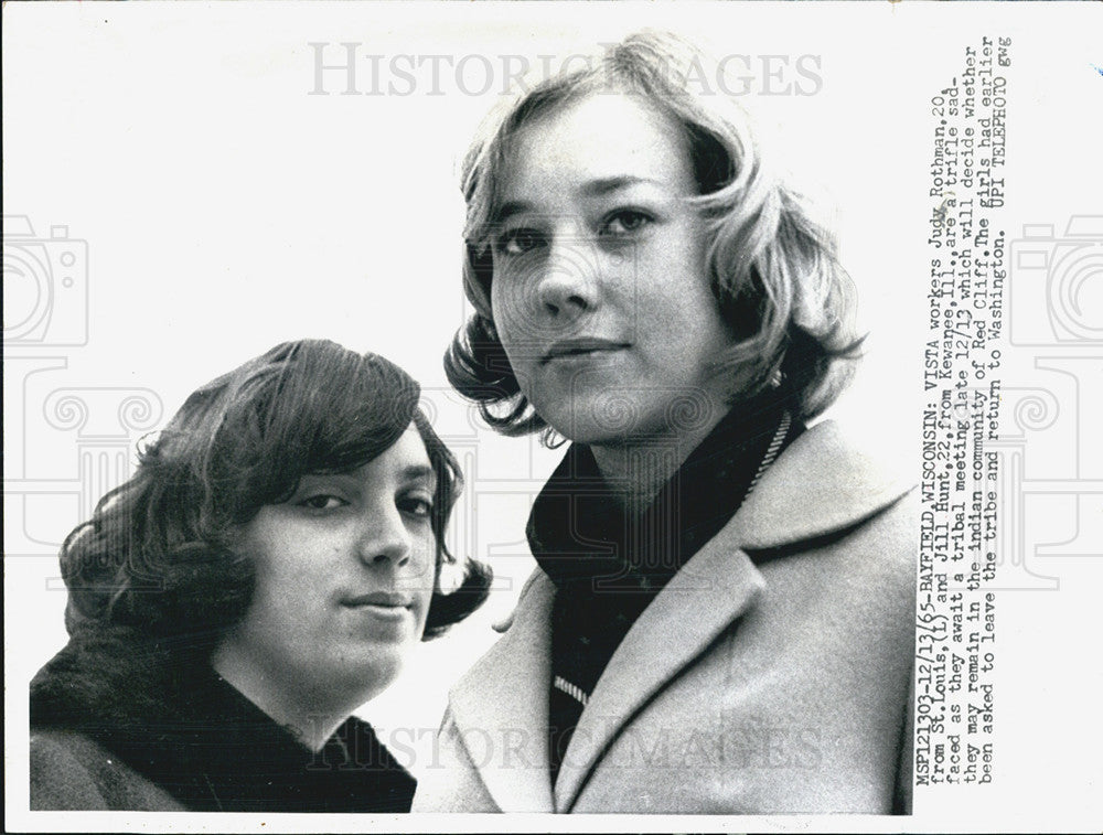 1965 Press Photo VISTA Workers Judy Rothman Jill Hunt Red Cliff Tribal Meeting - Historic Images