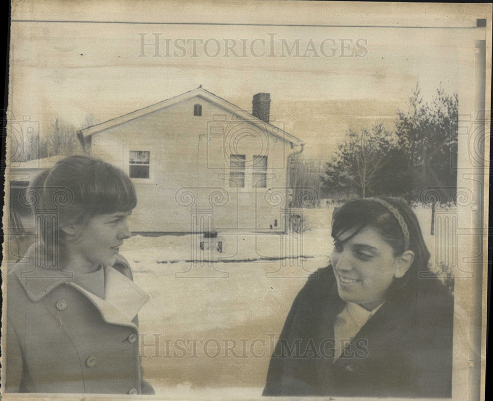 1966 Press Photo VISTA Worker Jill Hunt Judy Rothman Red Cliffs Reservation - Historic Images