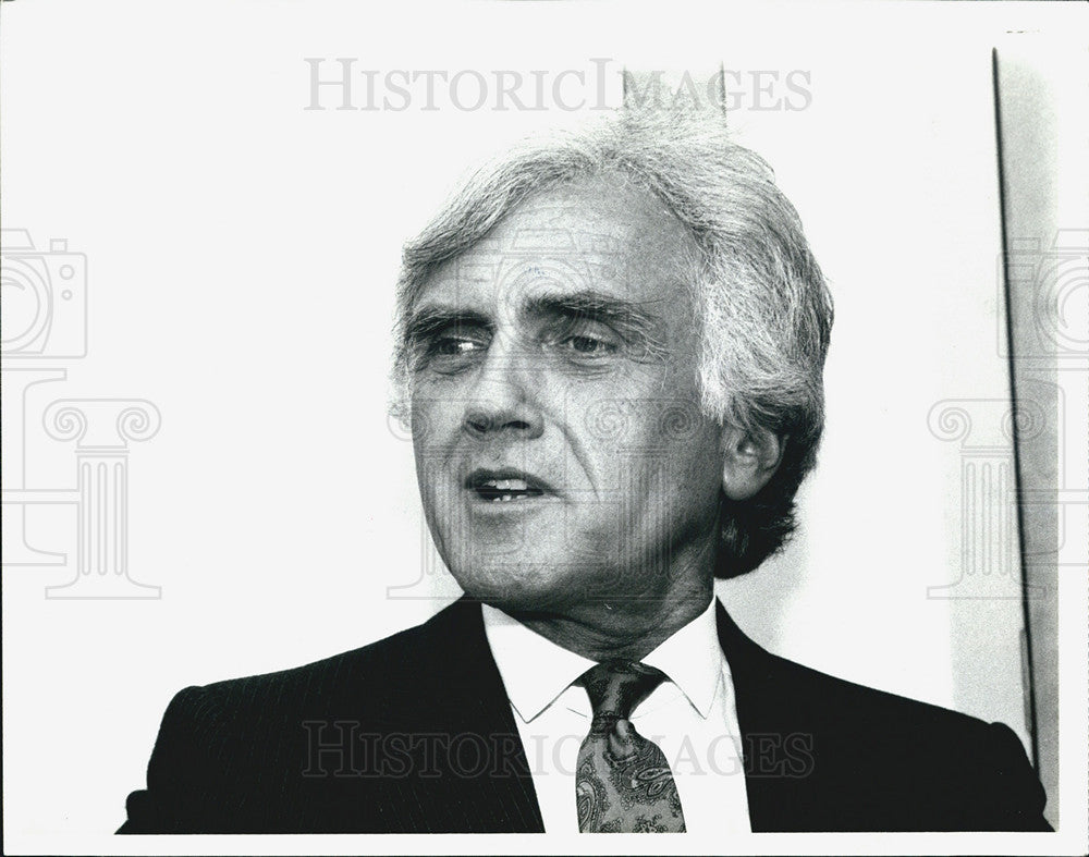 1986 Press Photo Sun-Times Interview Room Reverend Arthur Rouner Candid - Historic Images