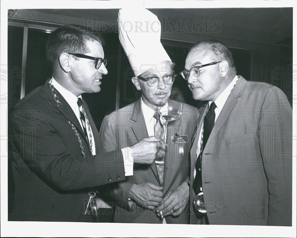 1962 Press Photo Bern Ramey Vice President of 21 Brand & President Laury Bottham - Historic Images