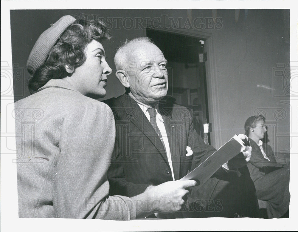 1959 Press Photo Mrs James Metcalf and Dr C Easton President of Mills College - Historic Images