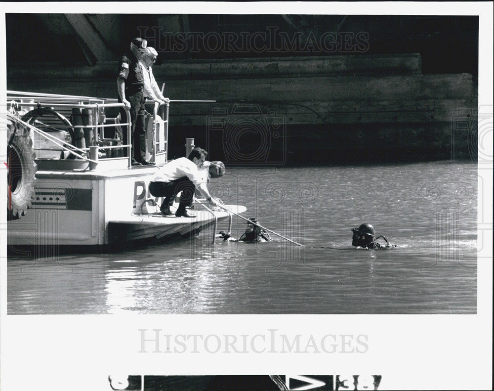 1992 Press Photo Police Divers search in Chicago River for a gun - Historic Images