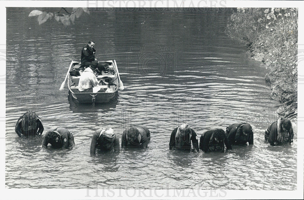 1980 Press Photo Divers Hunt for Rouse murder clues, Libertyville - Historic Images