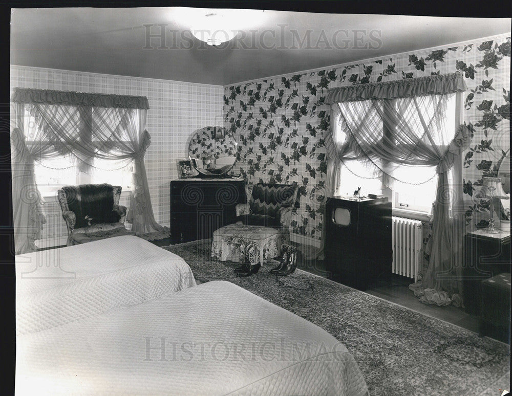 1950 Press Photo William Runzel Jr Home Master Bedroom With Television Set - Historic Images