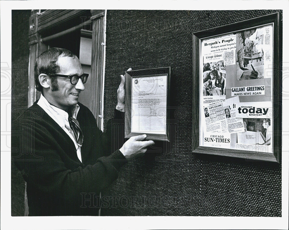 1969 Press Photo Gallant Greetings Corporation President Robert Roth Letter - Historic Images