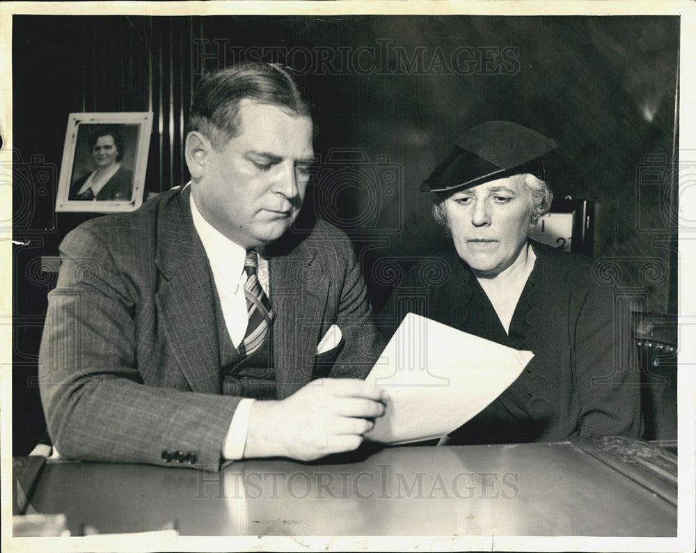 1939 Press Photo Karol Rozmarek &amp; Stefanina Sadowska send a telegram - Historic Images