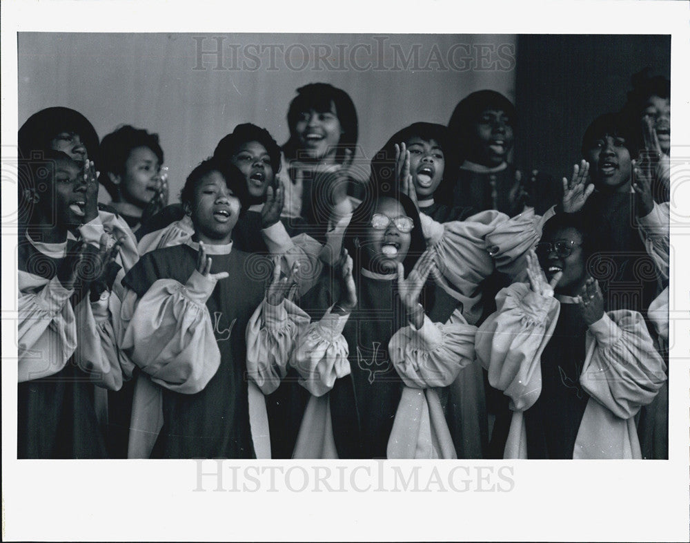 1992 Press Photo Walt Whitman &amp; Soul Children of Chicago sing - Historic Images