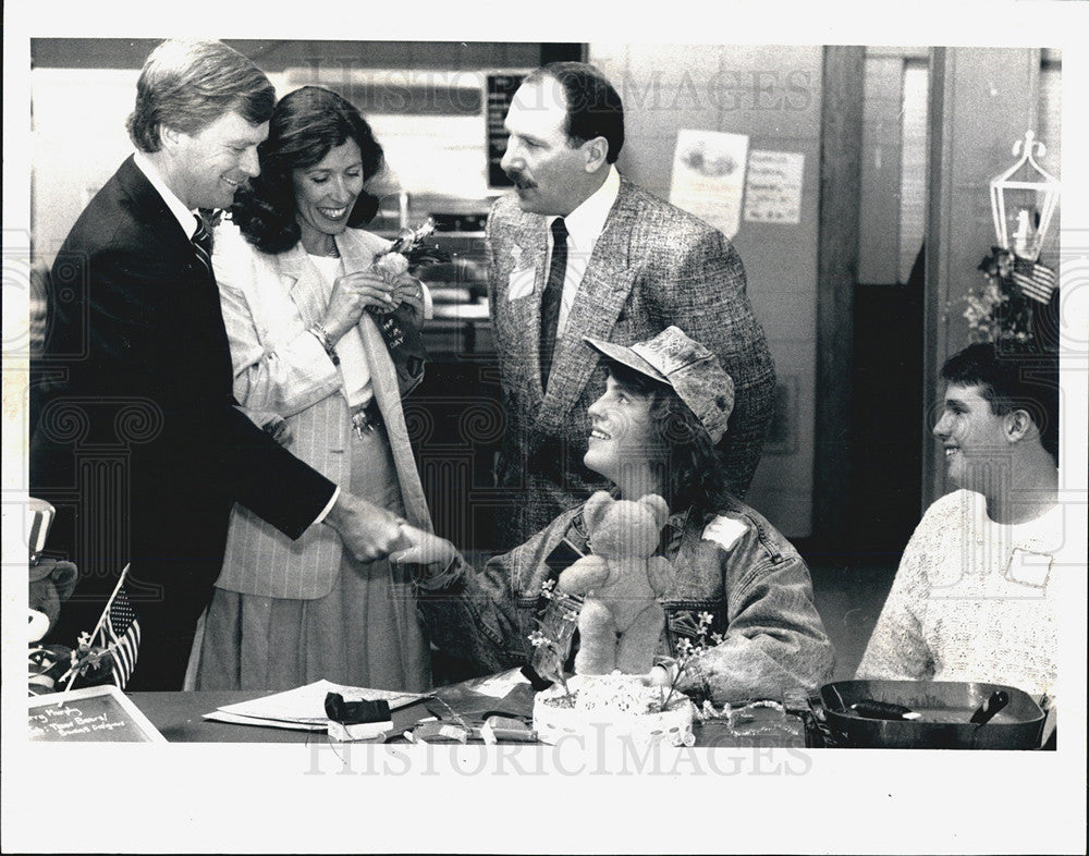 1989 Press Photo Vice President Dan Quayle With Wife Marilyn Visit High School - Historic Images