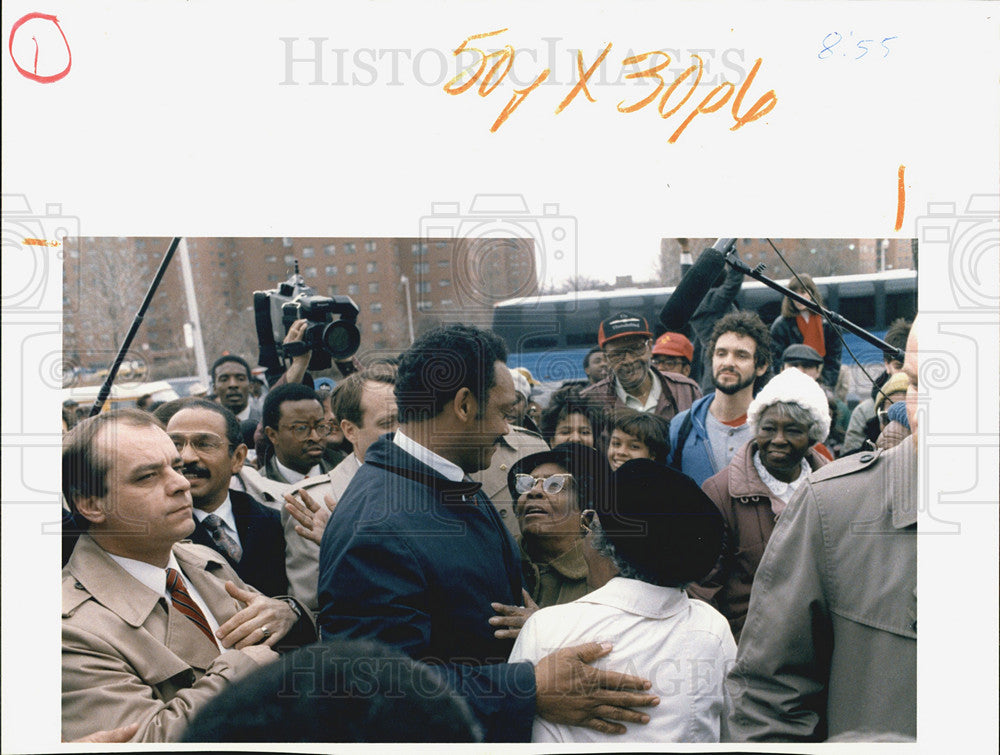 1988 Press Photo Eldery women in Jeffries Projects in Detroit - Historic Images