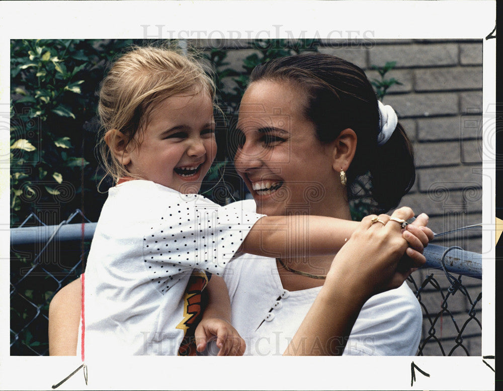 1984 Press Photo Maranda ireland Smith and mom Jennifer - Historic Images