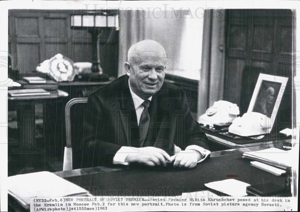 1963 Press Photo Soviet Premier Nikita Khrushchev Poses At His Desk In Kremlin - Historic Images