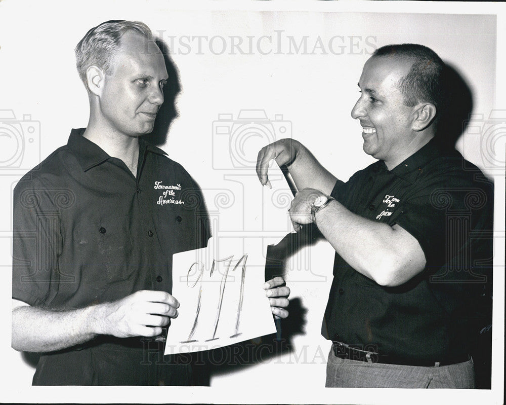 1964 Press Photo Bowler Les Zikes With Pin Number Fernando Mata Tournament - Historic Images