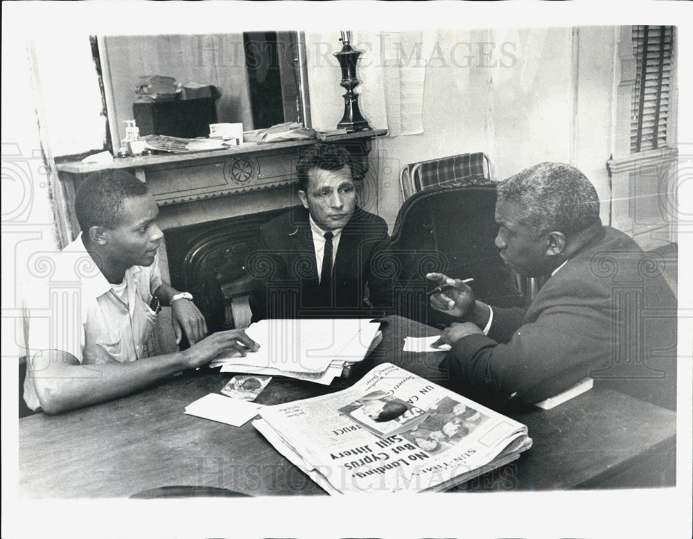 1964 Press Photo Carl E. Ferris, Patrolman Kevin O&#39;Malley and Edmund Brooks - Historic Images