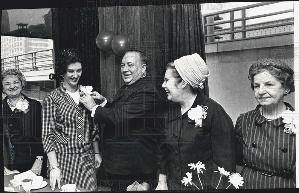 1966 Press Photo Bessy O&#39;Neill Mayor Daley Judith Pelzmann secretary - Historic Images