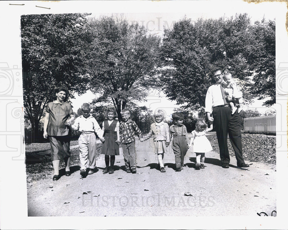 1956 Press Photo Largest Family Father Jim O&#39;Reilly Walking With All Children - Historic Images