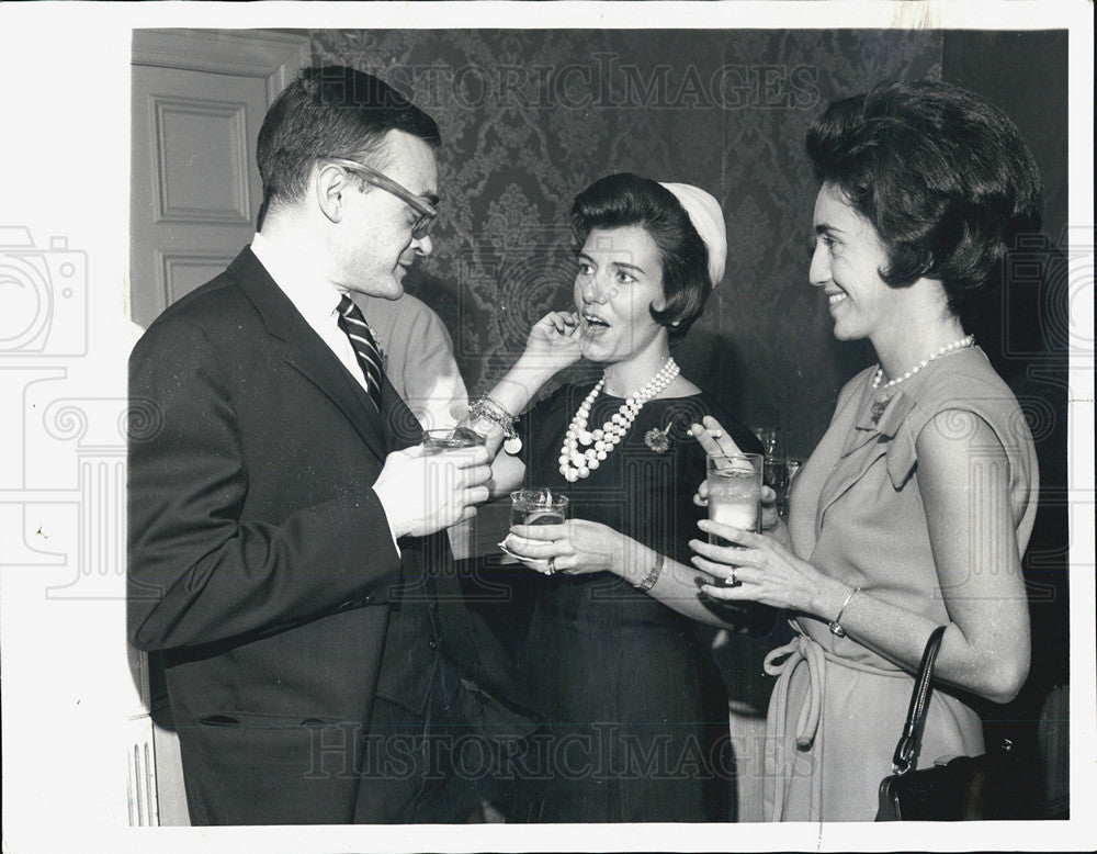 1963 Press Photo Chicago Party Attendees James O&#39;Reilly Mrs Riley Talking - Historic Images