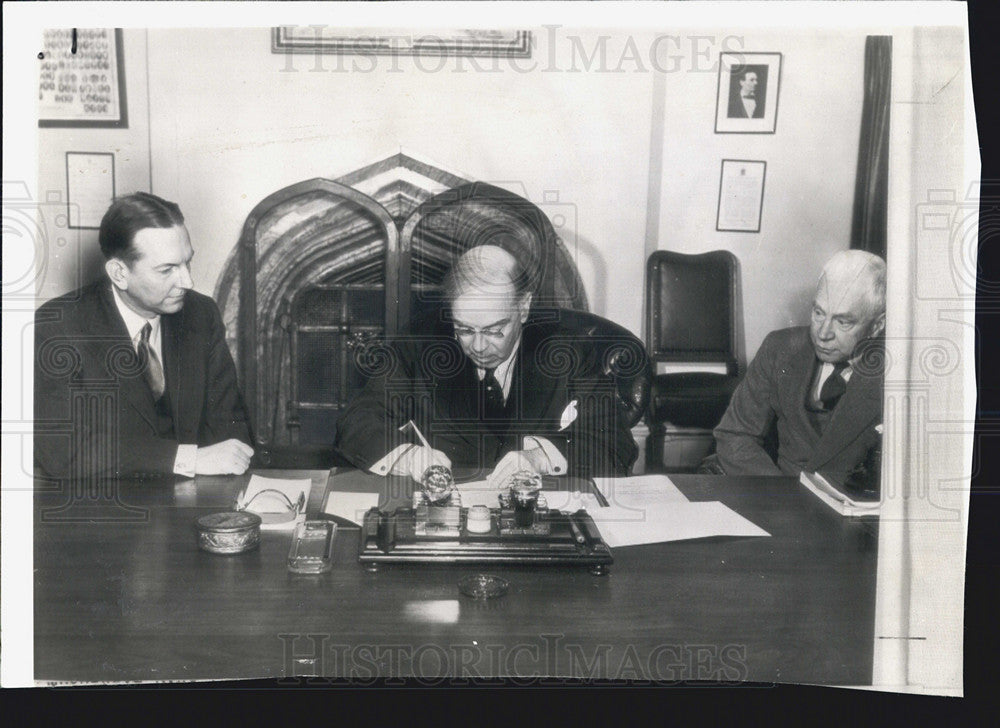 1942 Canada Prime Minister Mackenzie King Signs Highway Agreement - Historic Images