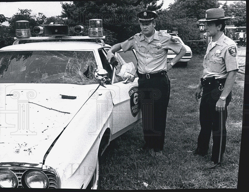 1973 Press Photo Police Lt Ray Olson and Officer Richard Vandenbrocke on scene - Historic Images