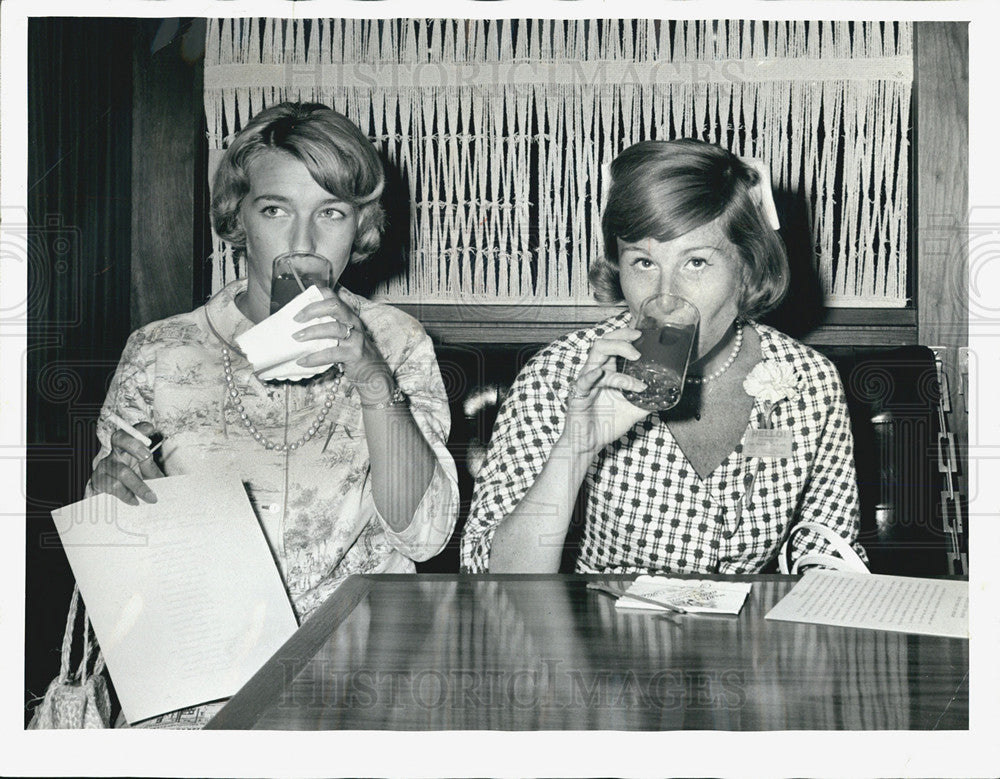 1964 Press Photo Luncheon Mrs Olson Jr Mrs Server Smith College Club Chicago - Historic Images