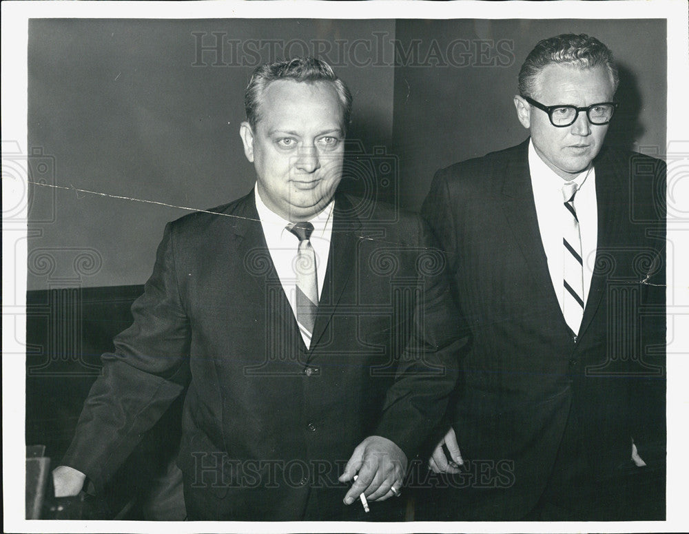 1964 Press Photo Judge Wayne W Olson &amp; his atty - Historic Images