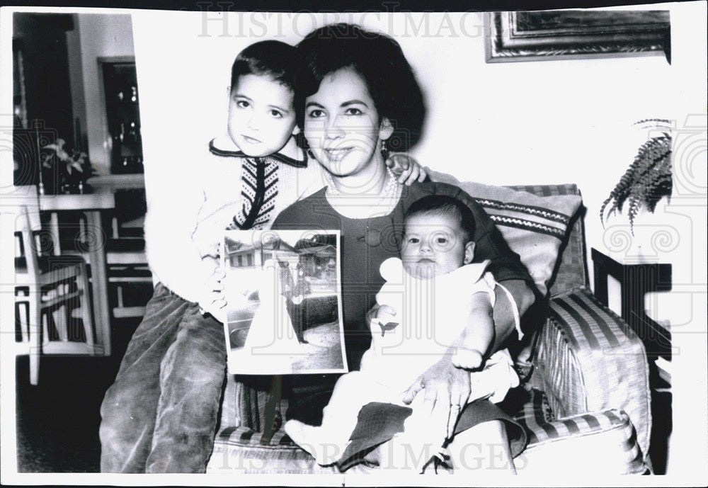 1963 Press Photo Mrs. Ana Olson, Wife of Floridian Skipper, with Robert and Lisa - Historic Images