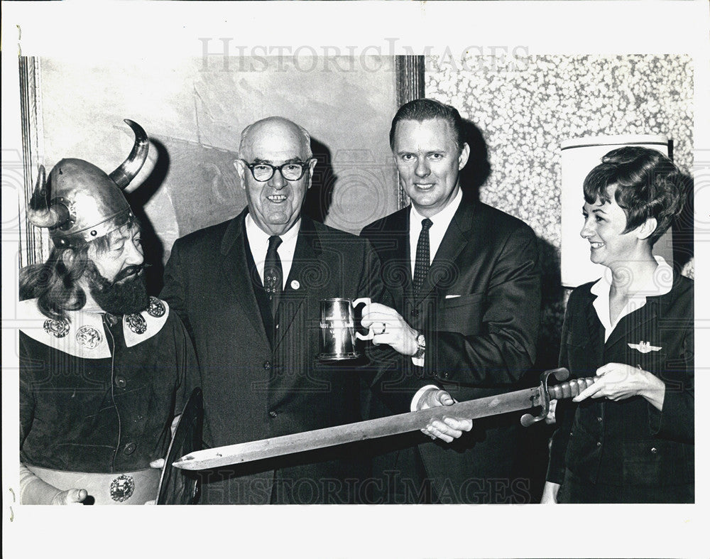 1966 Press Photo Hon RJ Dunne gets mug from RW Olson Nordic Law club Pres. - Historic Images