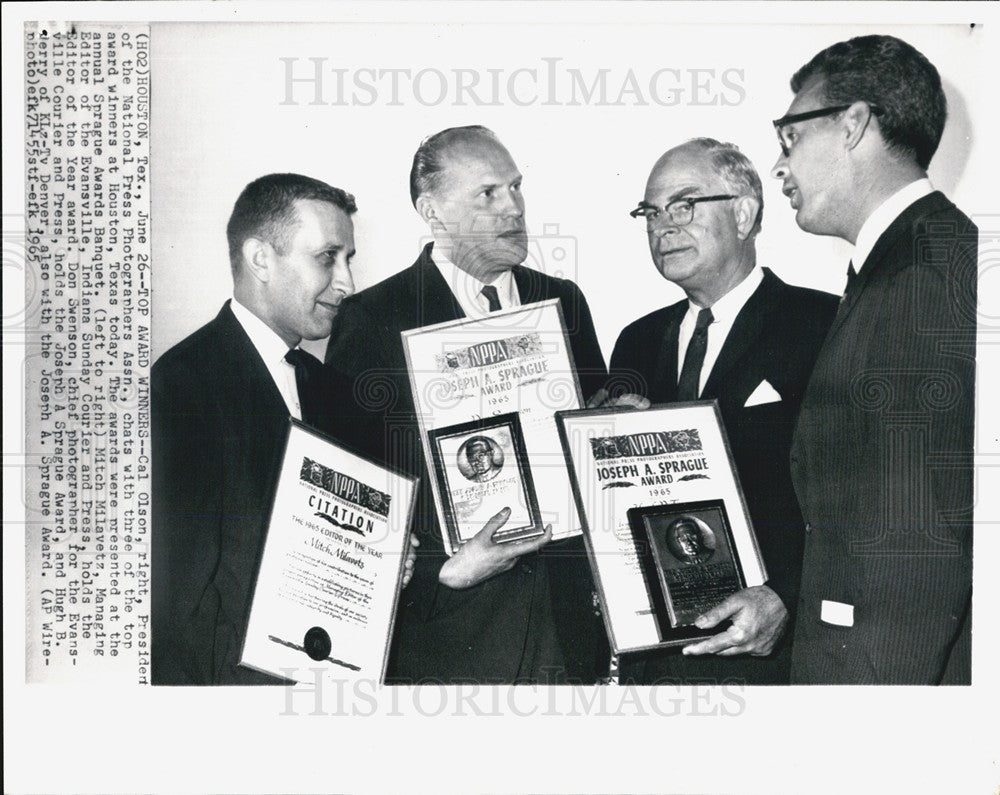 1965 Press Photo National Press Photographers Cal Olsen Gives Awards - Historic Images