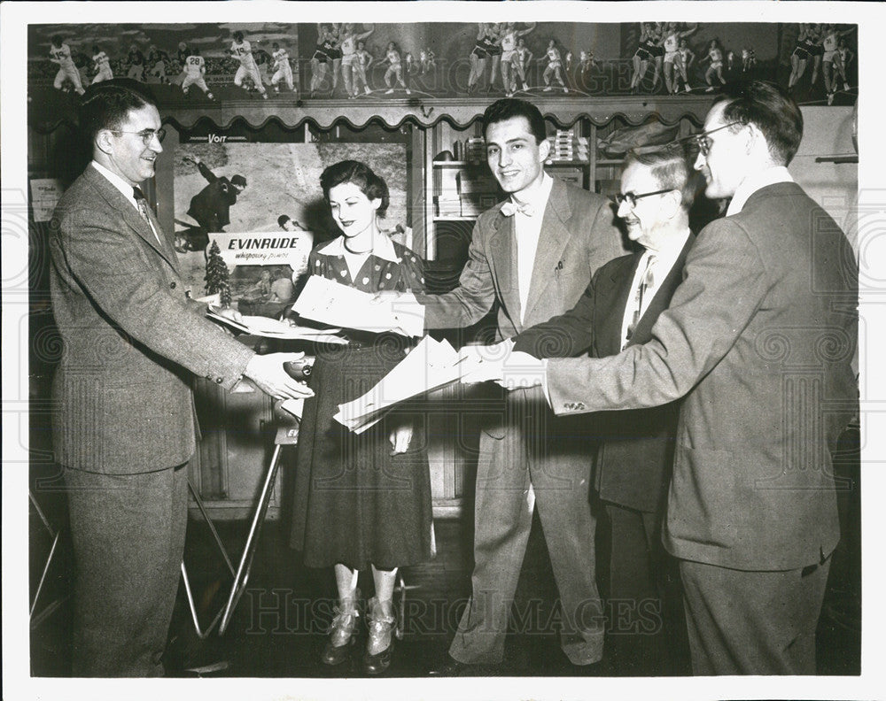 1955 Press Photo Alderman Candidate John O&#39;Brien Campaign Norwood Sporting Store - Historic Images