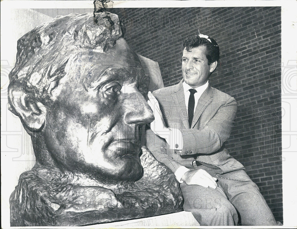 1964 Press Photo Actor Hugh O&#39;Brian Rubbing Nose Of Lincoln Statue World&#39;s Fair - Historic Images